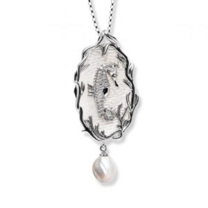 Necklace with a seahorse and pearl
